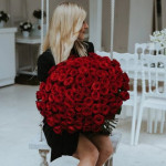 101 красная роза оформленная лентами 101 красная роза оформленная лентами