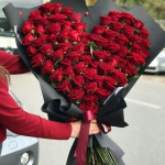101 красная роза в виде сердца в черной бумаге 101 красная роза в виде сердца в черной бумаге