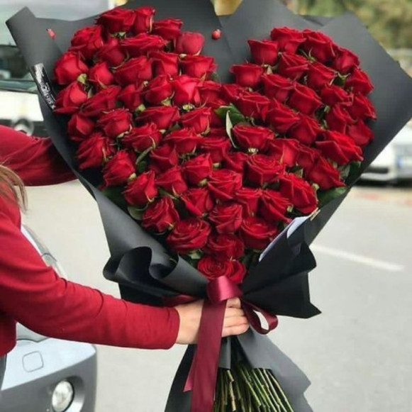 101 красная роза в виде сердца в черной бумаге