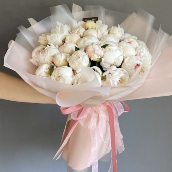 Букет 25 белых пионов с пышной упаковкой