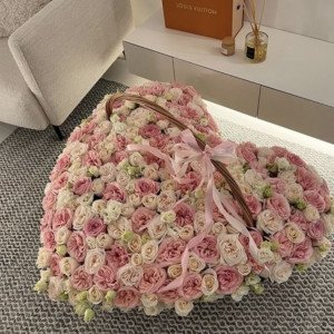 Корзина в виде сердца 251 пионовидная роза