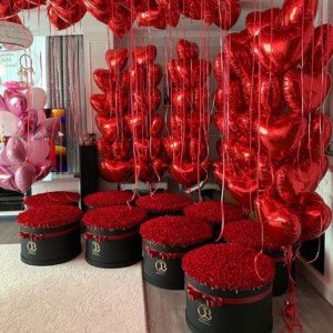 1001 роза в 10 коробках и шары в виде сердца