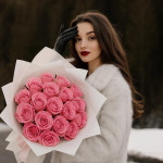 25 розовых роз в белой упаковке 25 розовых роз в белой упаковке